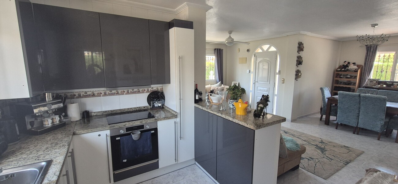 For sale - 4 Bedroom 3 Bathroom Villa in Villamartin - Costa Blanca  - Alicante