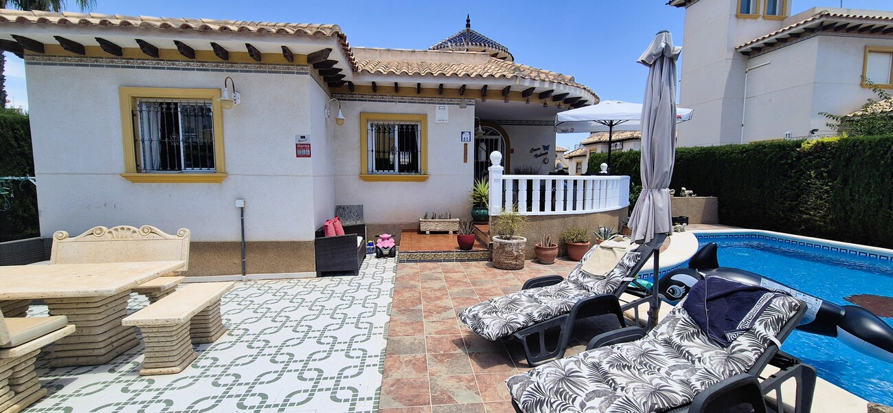 For sale - 4 Bedroom 3 Bathroom Villa in Villamartin - Costa Blanca  - Alicante