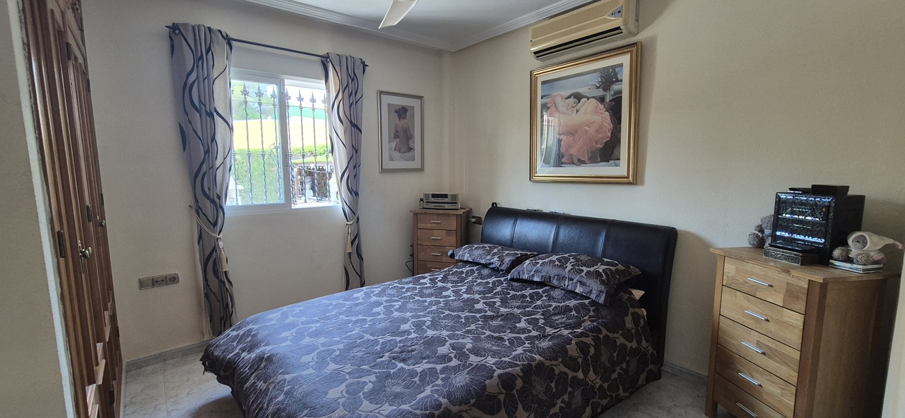 For sale - 4 Bedroom 3 Bathroom Villa in Villamartin - Costa Blanca  - Alicante