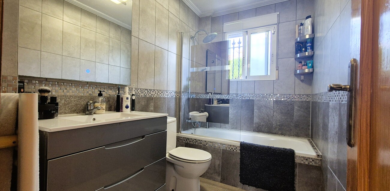 For sale - 4 Bedroom 3 Bathroom Villa in Villamartin - Costa Blanca  - Alicante