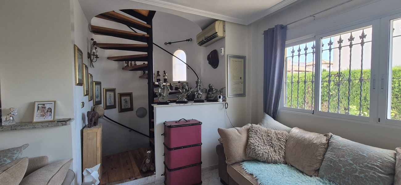 For sale - 4 Bedroom 3 Bathroom Villa in Villamartin - Costa Blanca  - Alicante