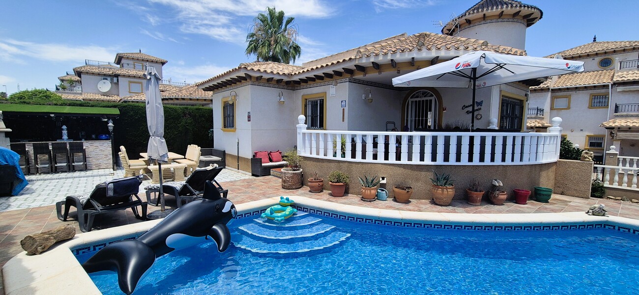 For sale - 4 Bedroom 3 Bathroom Villa in Villamartin - Costa Blanca  - Alicante