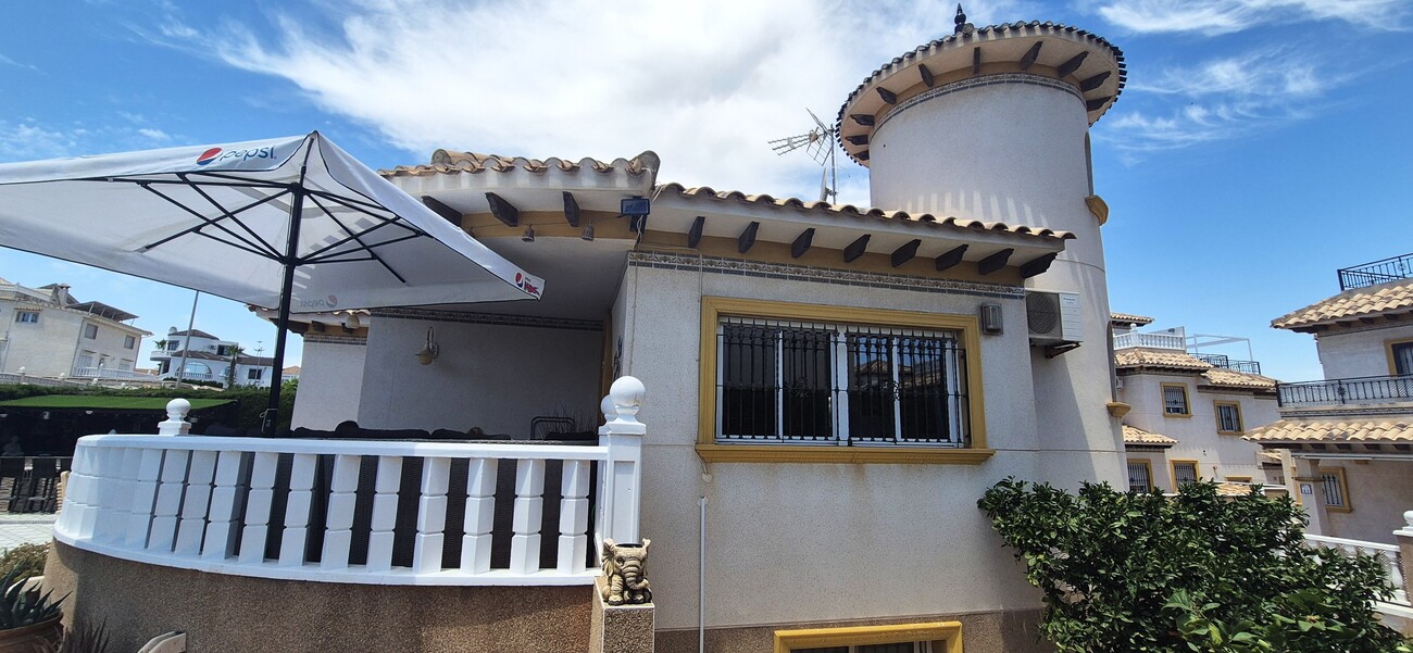 For sale - 4 Bedroom 3 Bathroom Villa in Villamartin - Costa Blanca  - Alicante