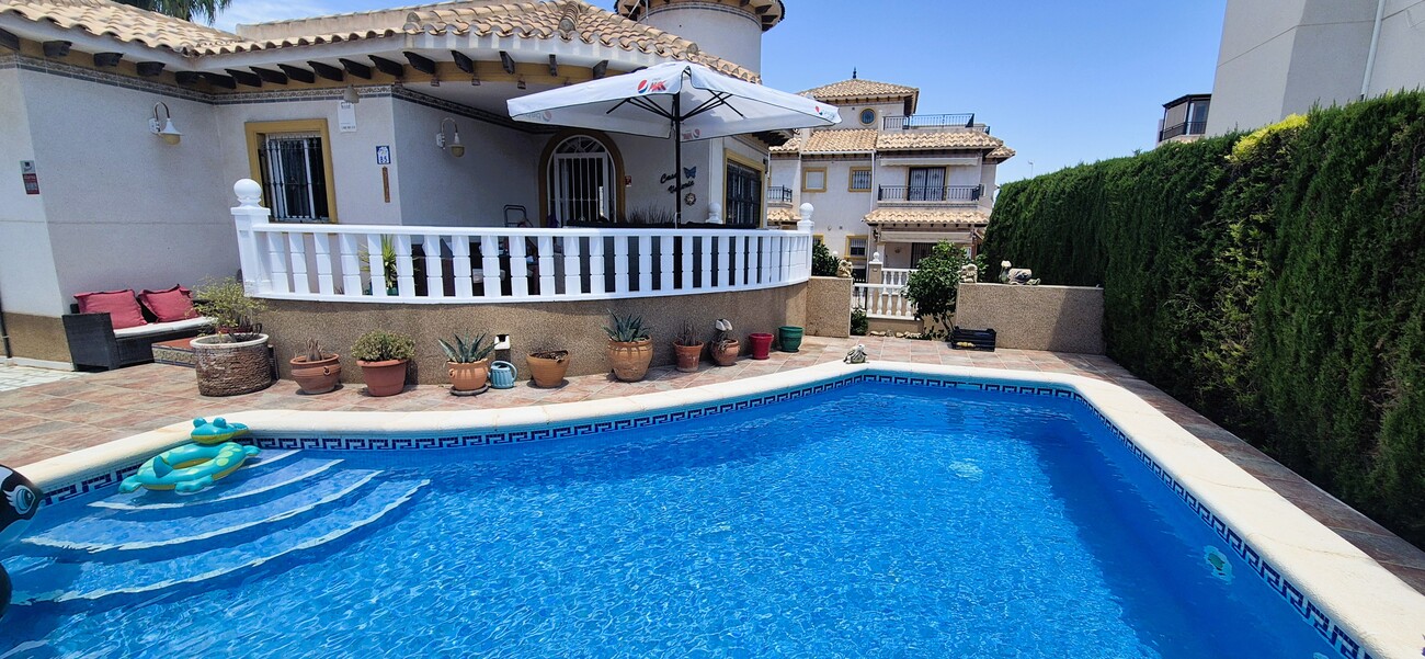 For sale - 4 Bedroom 3 Bathroom Villa in Villamartin - Costa Blanca  - Alicante