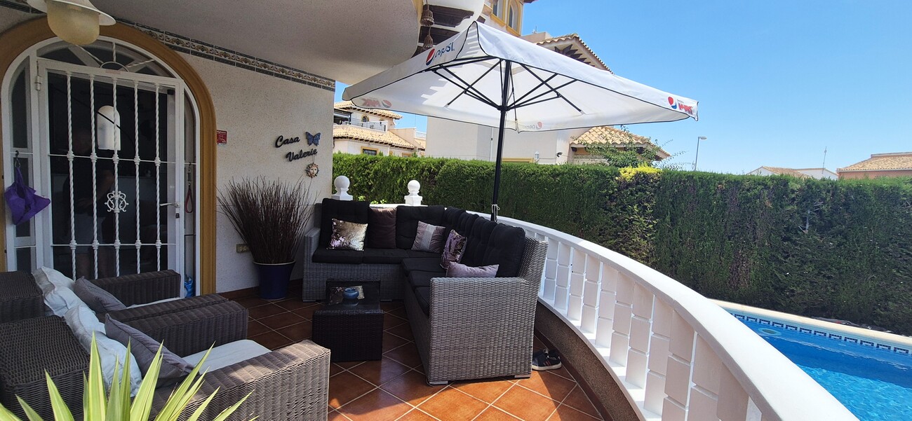 For sale - 4 Bedroom 3 Bathroom Villa in Villamartin - Costa Blanca  - Alicante