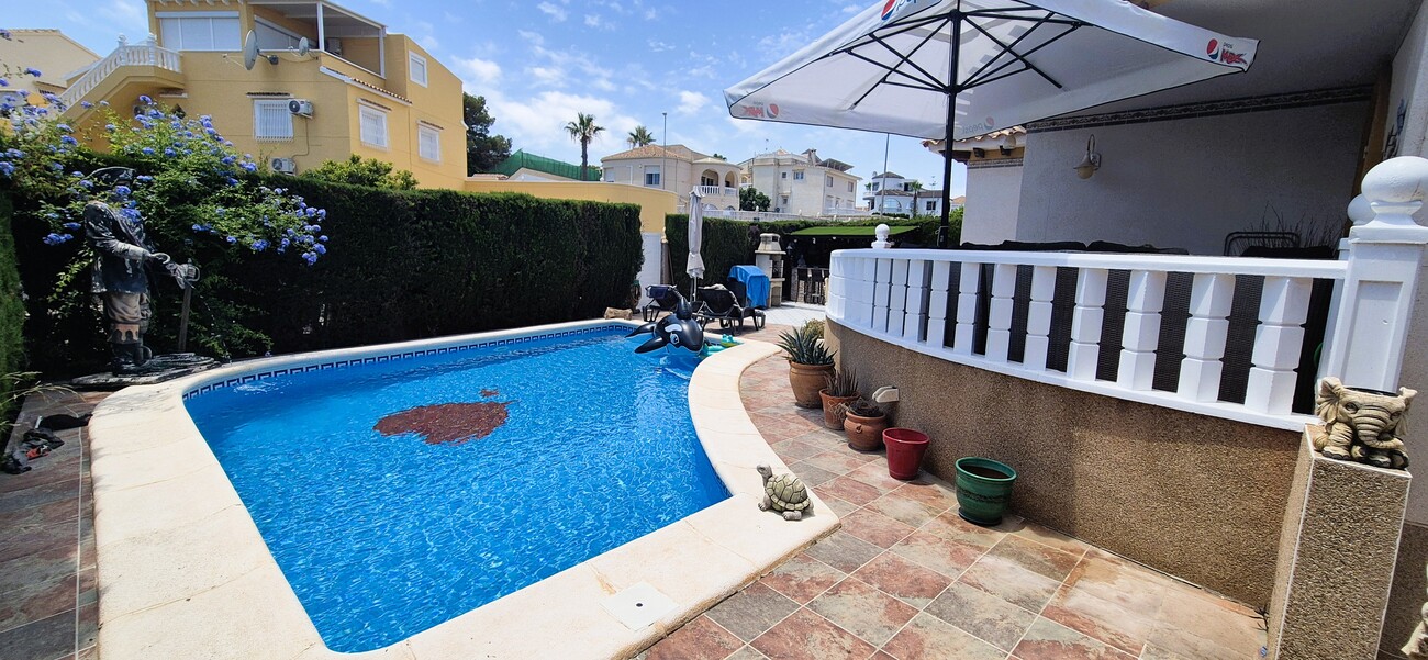 For sale - 4 Bedroom 3 Bathroom Villa in Villamartin - Costa Blanca  - Alicante