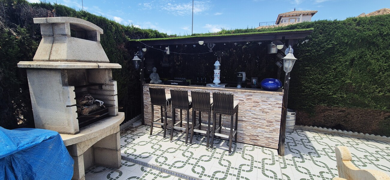 For sale - 4 Bedroom 3 Bathroom Villa in Villamartin - Costa Blanca  - Alicante