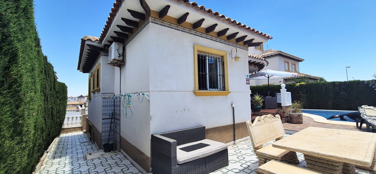 For sale - 4 Bedroom 3 Bathroom Villa in Villamartin - Costa Blanca  - Alicante