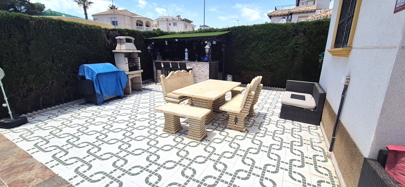 For sale - 4 Bedroom 3 Bathroom Villa in Villamartin - Costa Blanca  - Alicante