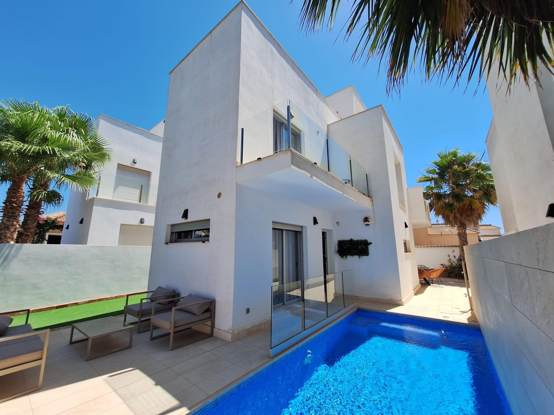 For sale - 3 Bedroom 3 Bathroom Villa in Torrevieja - Los Frutales  - Alicante