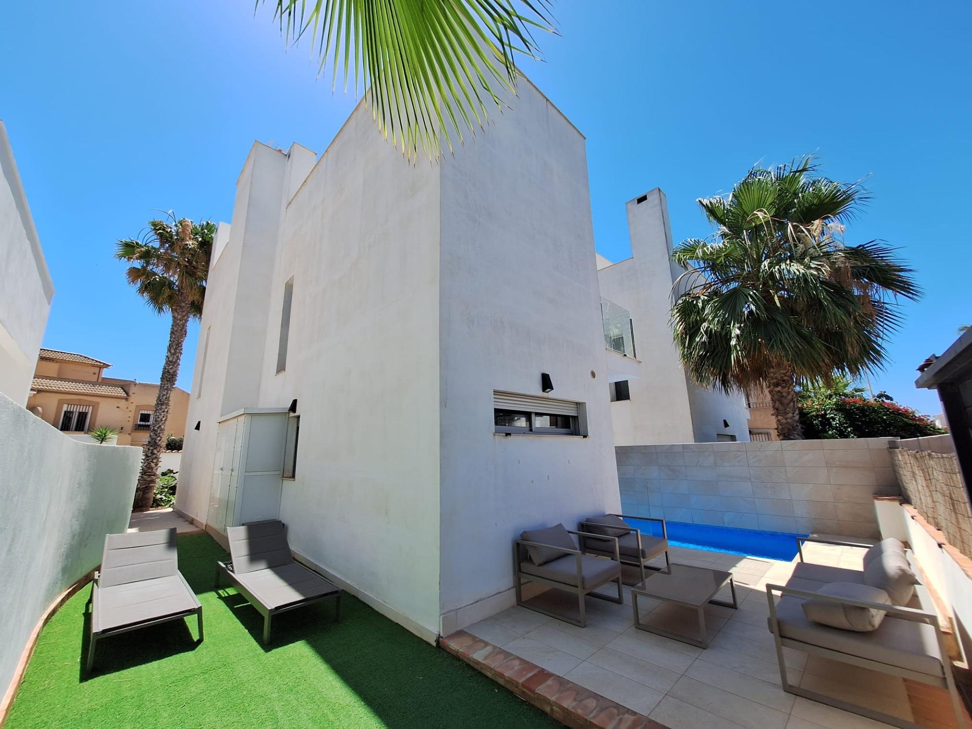 For sale - 3 Bedroom 3 Bathroom Villa in Torrevieja - Los Frutales  - Alicante