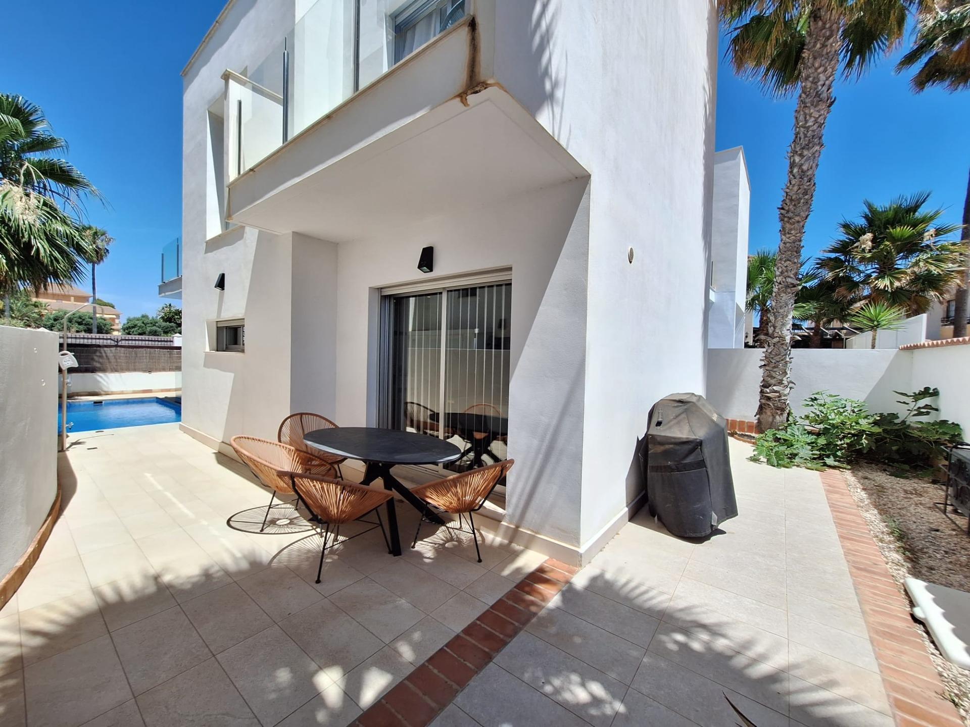 For sale - 3 Bedroom 3 Bathroom Villa in Torrevieja - Los Frutales  - Alicante