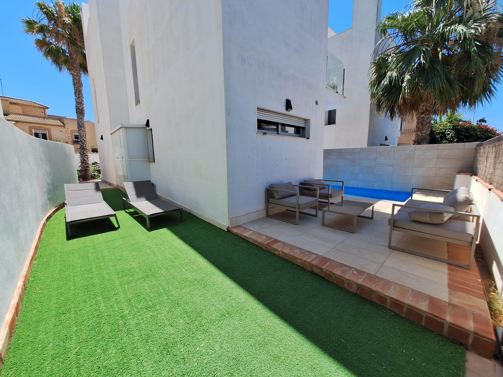 For sale - 3 Bedroom 3 Bathroom Villa in Torrevieja - Los Frutales  - Alicante