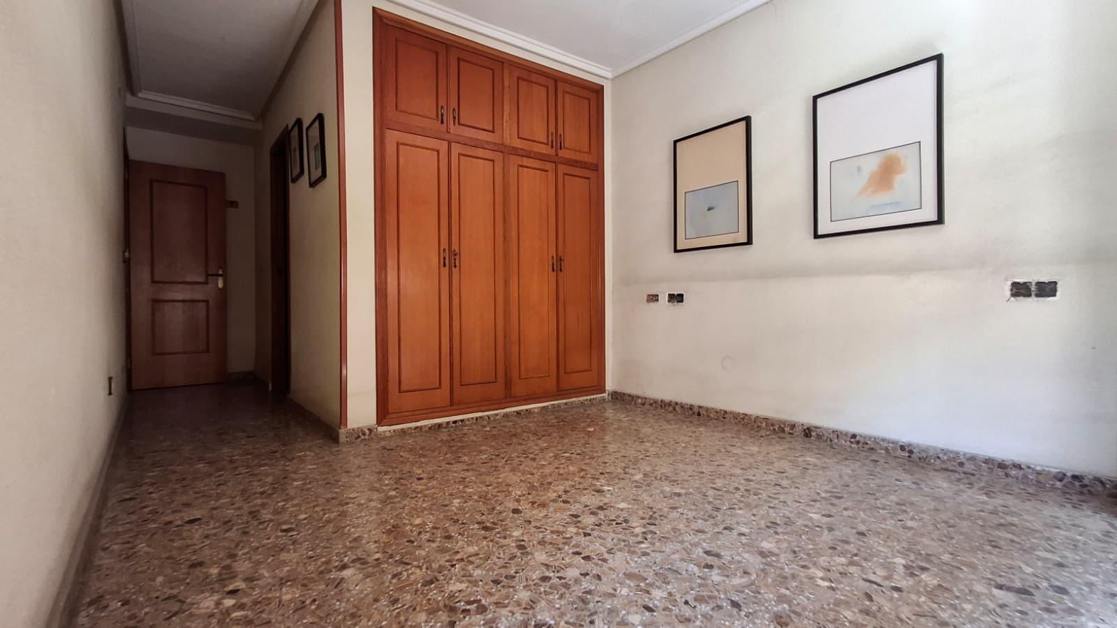 For sale - 4 Bedroom 2 Bathroom Apartment in Orihuela - Zona Centro  - Alicante