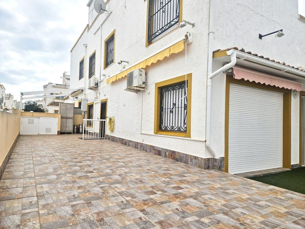 6 Bedroom 2 Bathroom Town House in Orihuela Costa