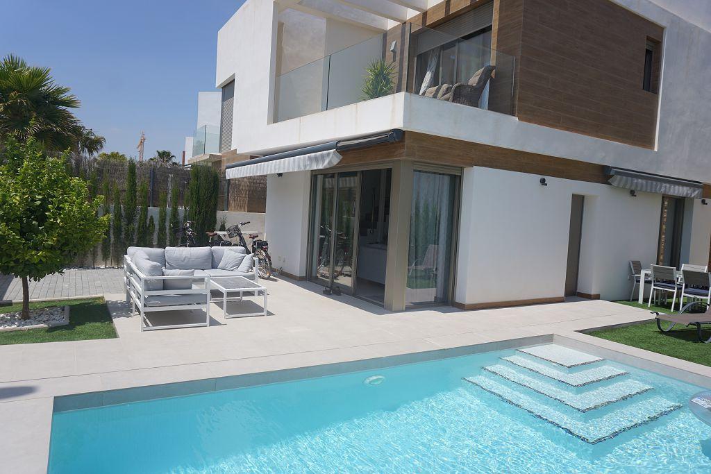 For sale - 3 Bedroom 3 Bathroom Villa in Villamartin - Costa Blanca  - Alicante