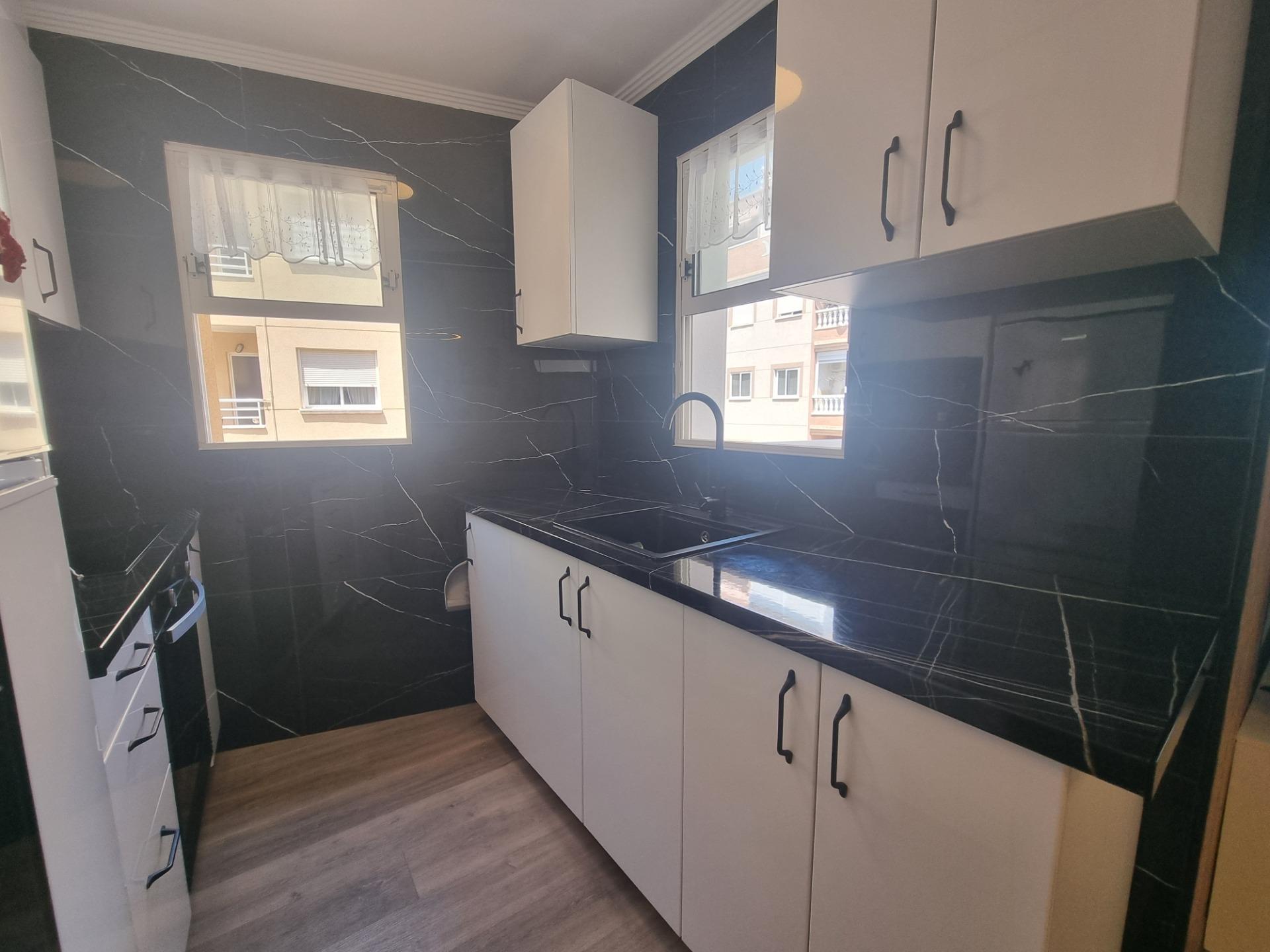 For sale - 3 Bedroom 2 Bathroom Apartment in Torrevieja - Estacion De Autobuses  - Alicante