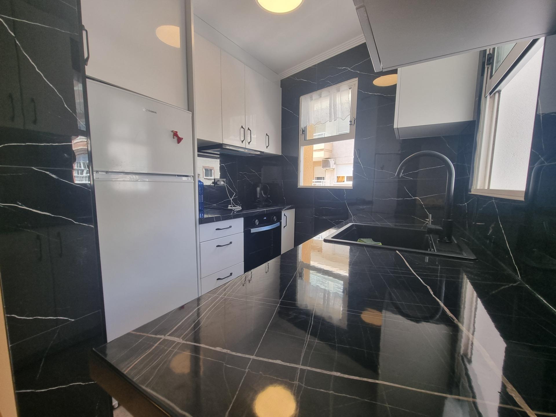 For sale - 3 Bedroom 2 Bathroom Apartment in Torrevieja - Estacion De Autobuses  - Alicante