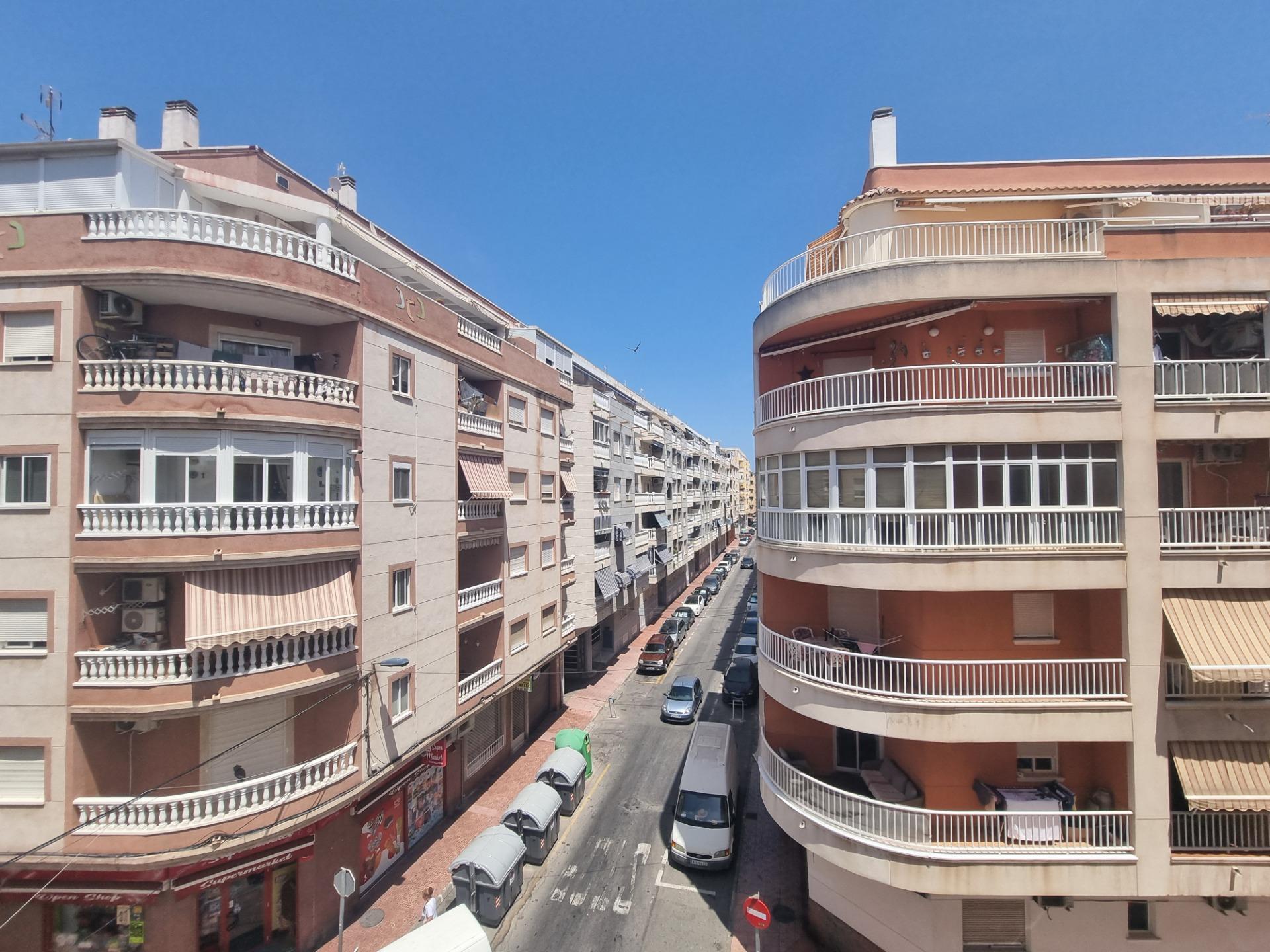 For sale - 3 Bedroom 2 Bathroom Apartment in Torrevieja - Estacion De Autobuses  - Alicante