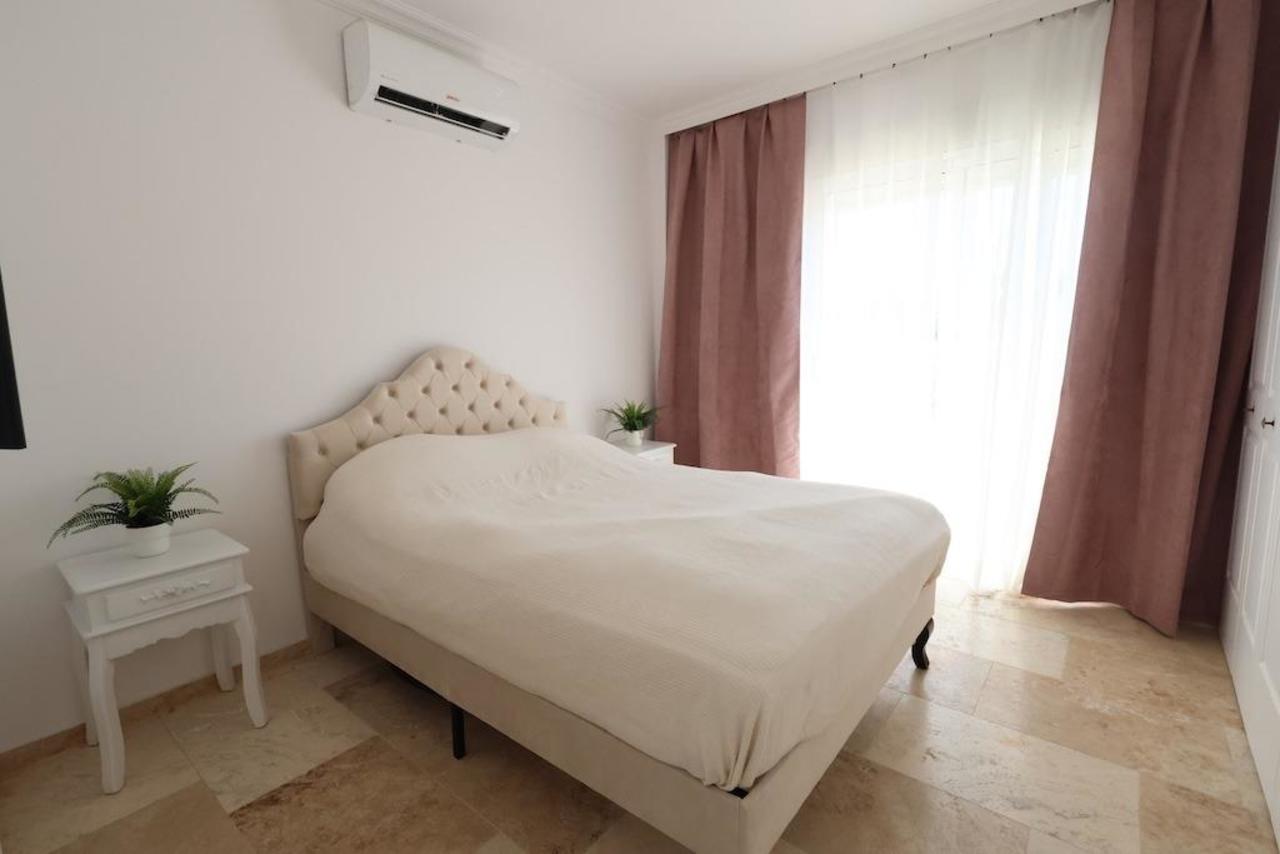 For sale - 3 Bedroom 1 Bathroom Villa in Villamartin - Costa Blanca  - Alicante