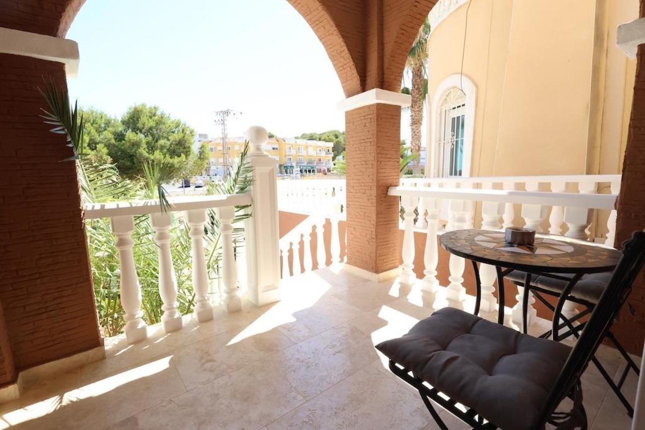 For sale - 3 Bedroom 1 Bathroom Villa in Villamartin - Costa Blanca  - Alicante