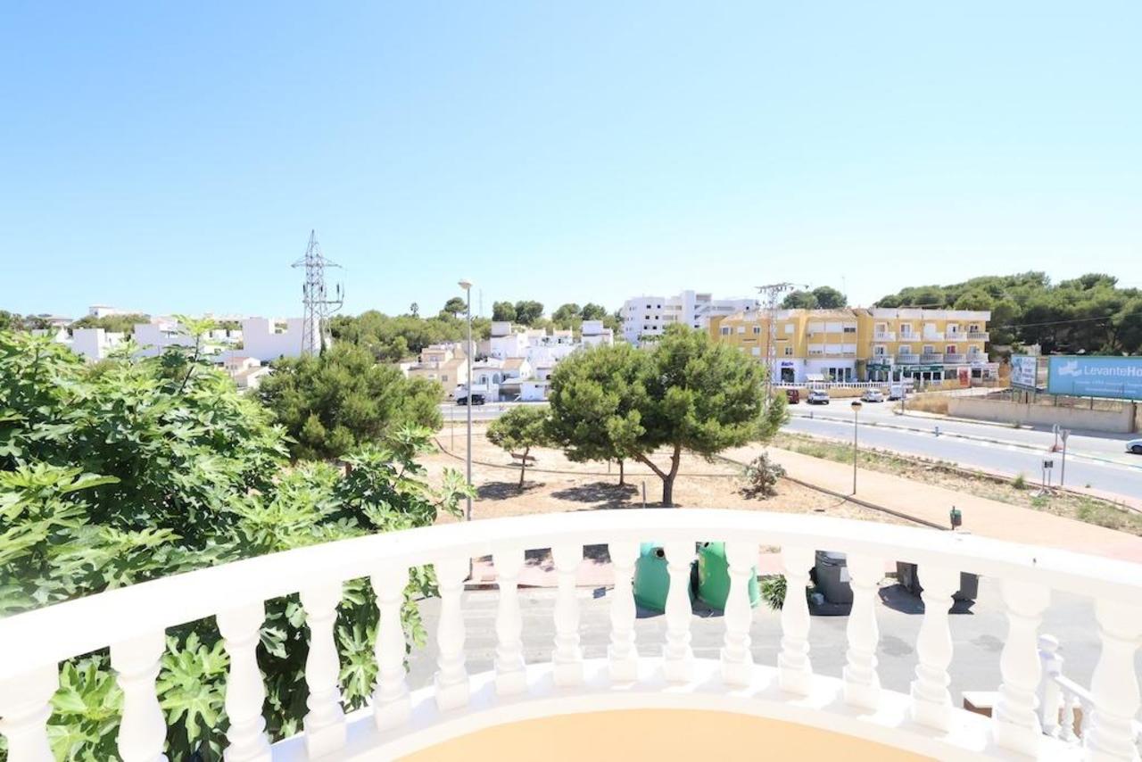 For sale - 3 Bedroom 1 Bathroom Villa in Villamartin - Costa Blanca  - Alicante