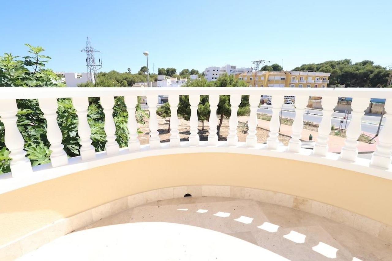 For sale - 3 Bedroom 1 Bathroom Villa in Villamartin - Costa Blanca  - Alicante