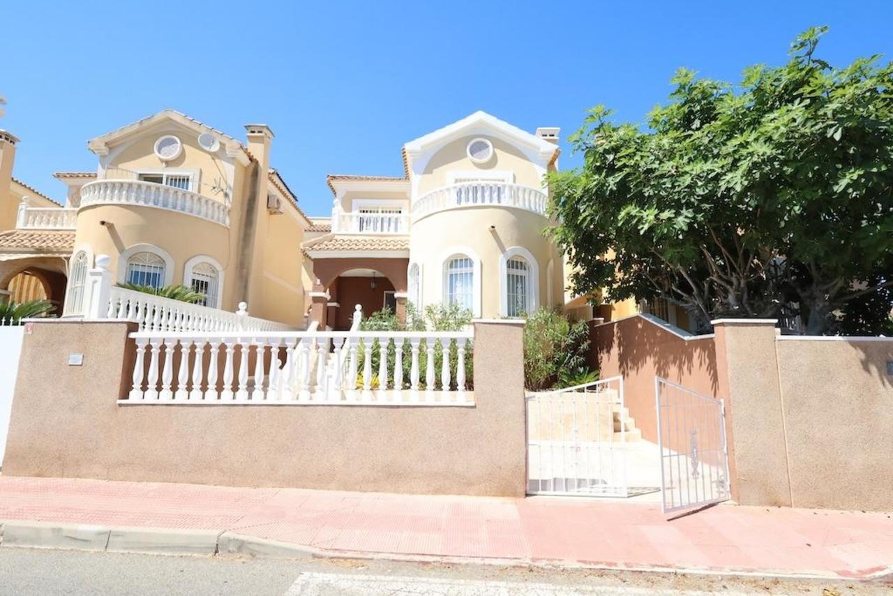 For sale - 3 Bedroom 1 Bathroom Villa in Villamartin - Costa Blanca  - Alicante