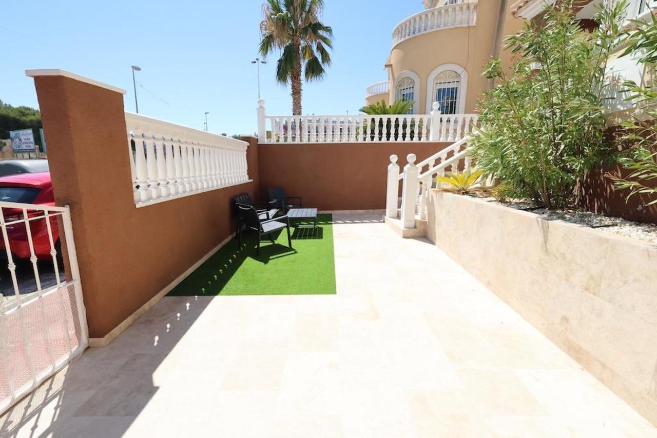 For sale - 3 Bedroom 1 Bathroom Villa in Villamartin - Costa Blanca  - Alicante