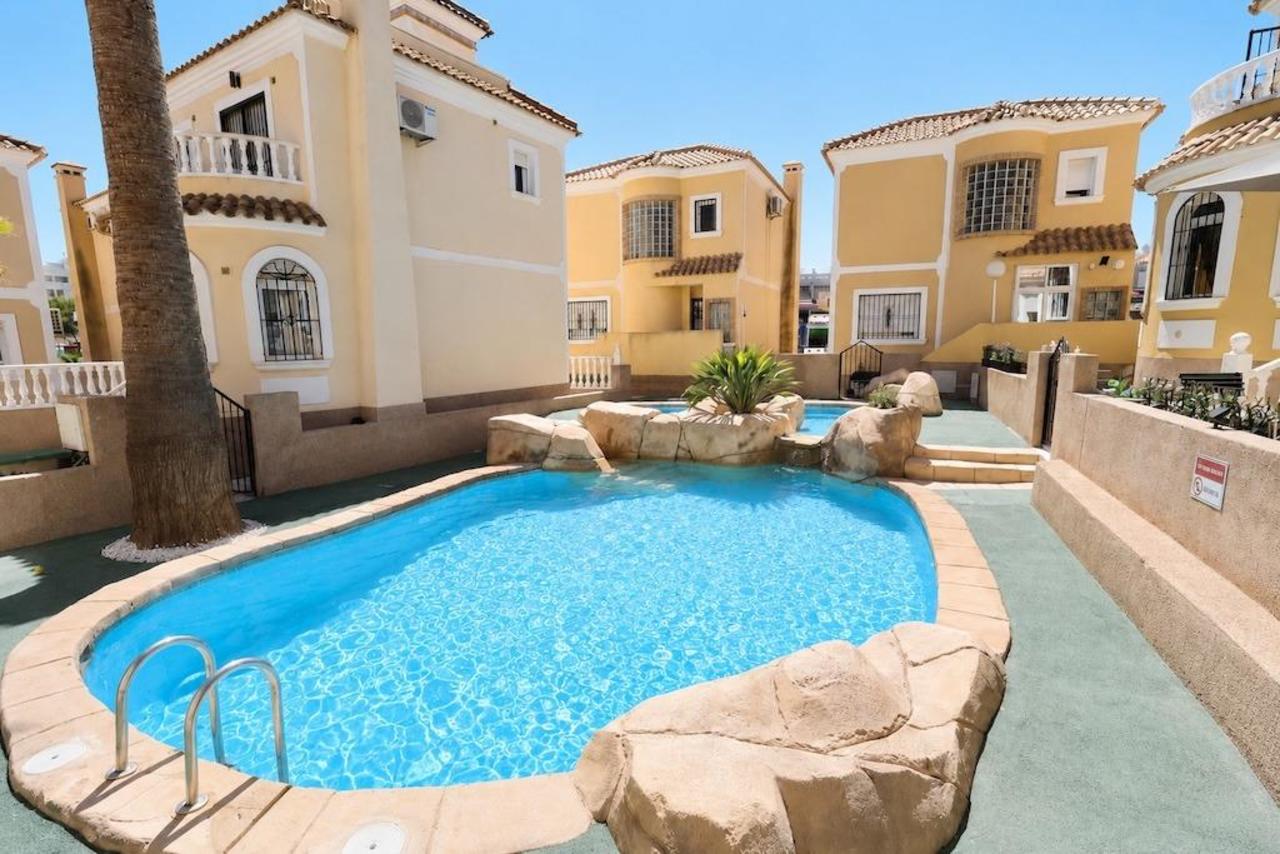 For sale - 3 Bedroom 1 Bathroom Villa in Villamartin - Costa Blanca  - Alicante