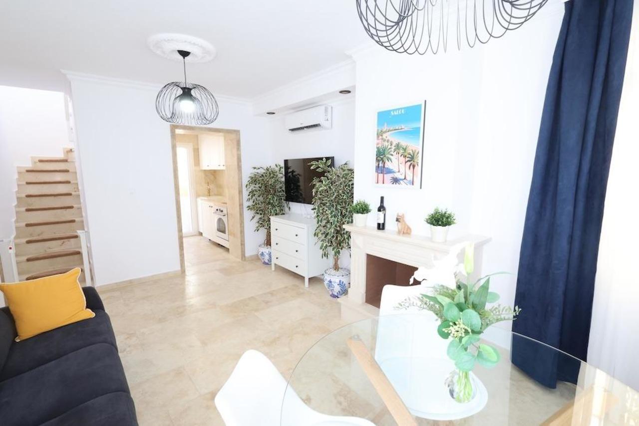 For sale - 3 Bedroom 1 Bathroom Villa in Villamartin - Costa Blanca  - Alicante