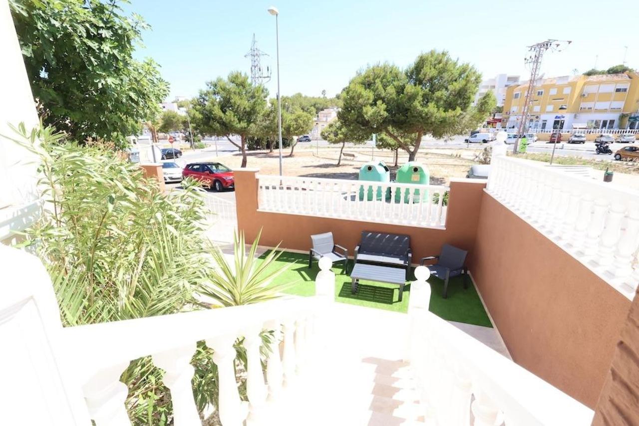 For sale - 3 Bedroom 1 Bathroom Villa in Villamartin - Costa Blanca  - Alicante
