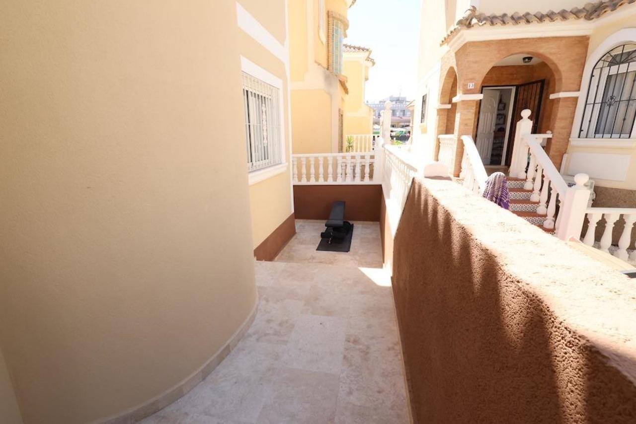 For sale - 3 Bedroom 1 Bathroom Villa in Villamartin - Costa Blanca  - Alicante
