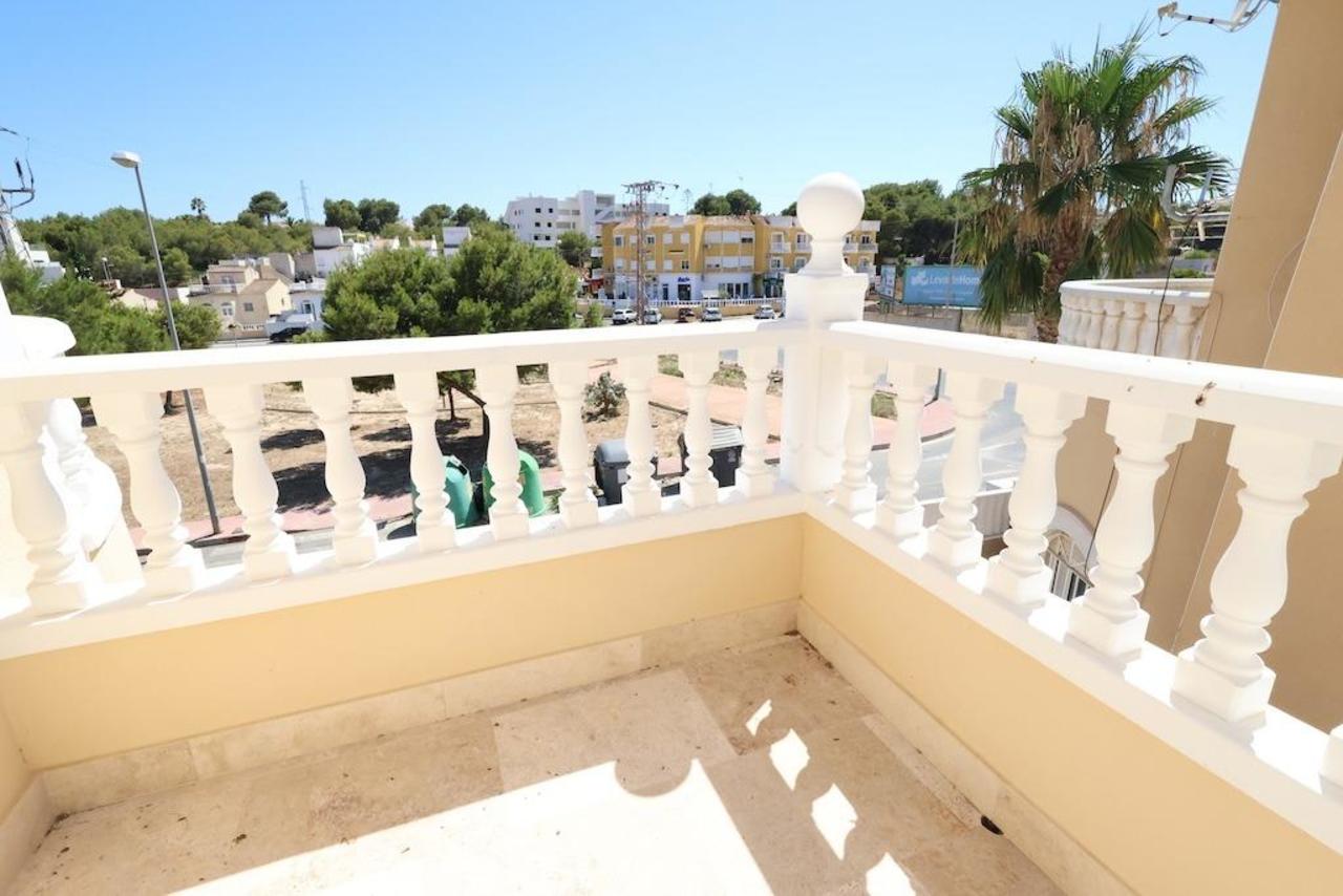 For sale - 3 Bedroom 1 Bathroom Villa in Villamartin - Costa Blanca  - Alicante