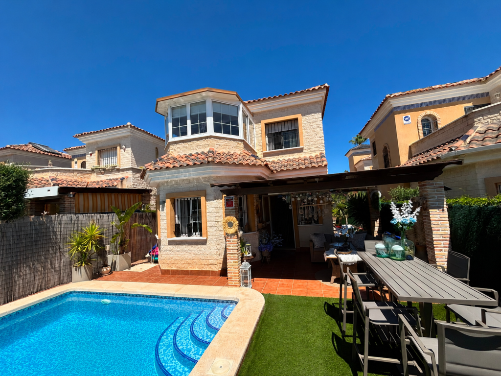 2 Bedroom 2 Bathroom Villa in El Raso