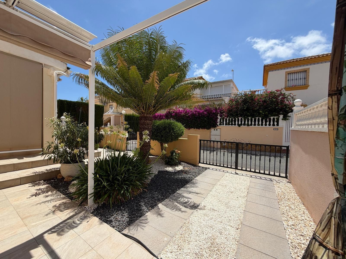 For sale - 2 Bedroom 2 Bathroom Townhouse in Villamartin - Villamartin  - Alicante