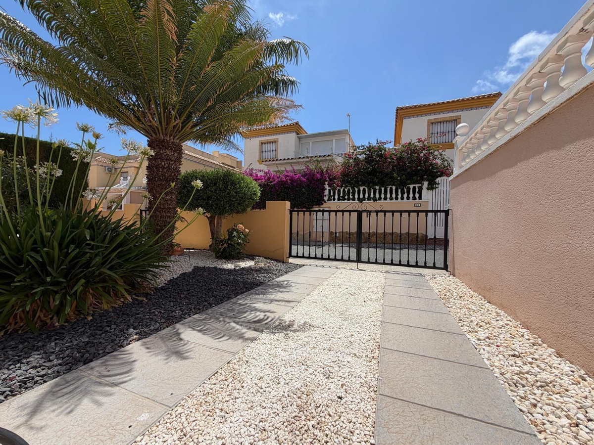 For sale - 2 Bedroom 2 Bathroom Townhouse in Villamartin - Villamartin  - Alicante