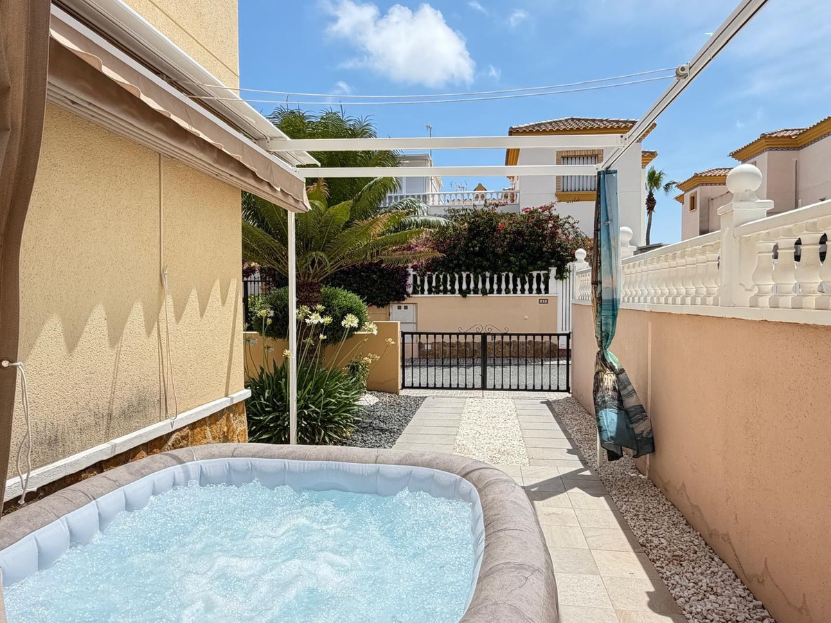 For sale - 2 Bedroom 2 Bathroom Townhouse in Villamartin - Villamartin  - Alicante
