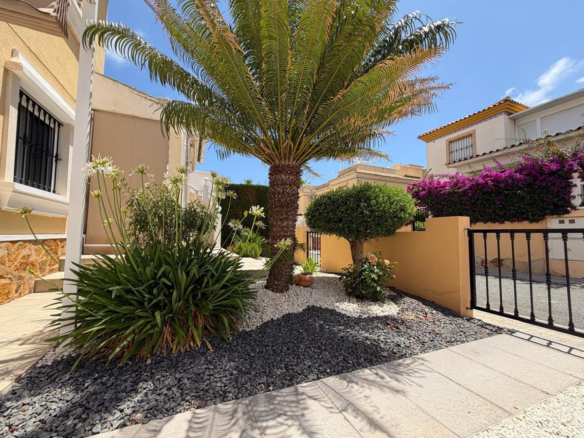 For sale - 2 Bedroom 2 Bathroom Townhouse in Villamartin - Villamartin  - Alicante