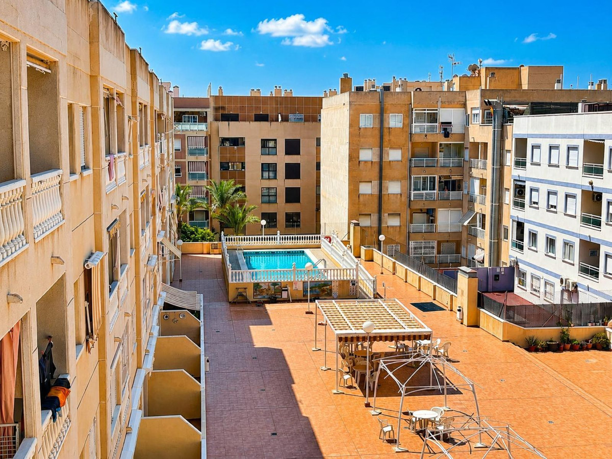 For sale - 2 Bedroom 1 Bathroom Apartment - Middle Floor Apartment in Torrevieja - Torrevieja Centro  - Alicante