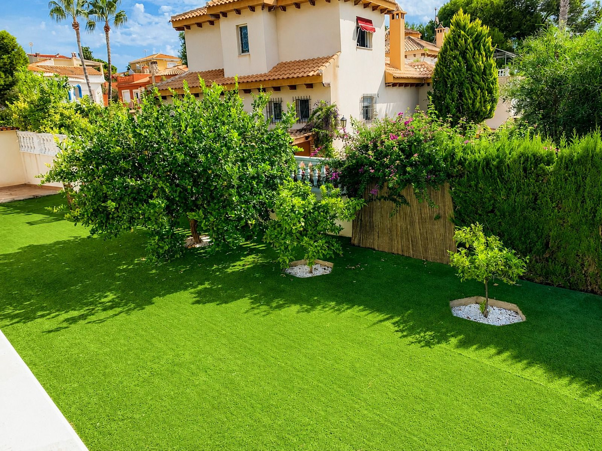 For sale - 4 Bedroom 3 Bathroom House - Detached Villa in Orihuela - La Zenia  - Alicante