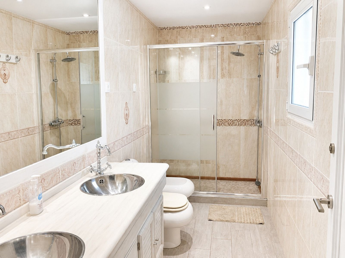 For sale - 4 Bedroom 3 Bathroom House - Detached Villa in Orihuela - La Zenia  - Alicante
