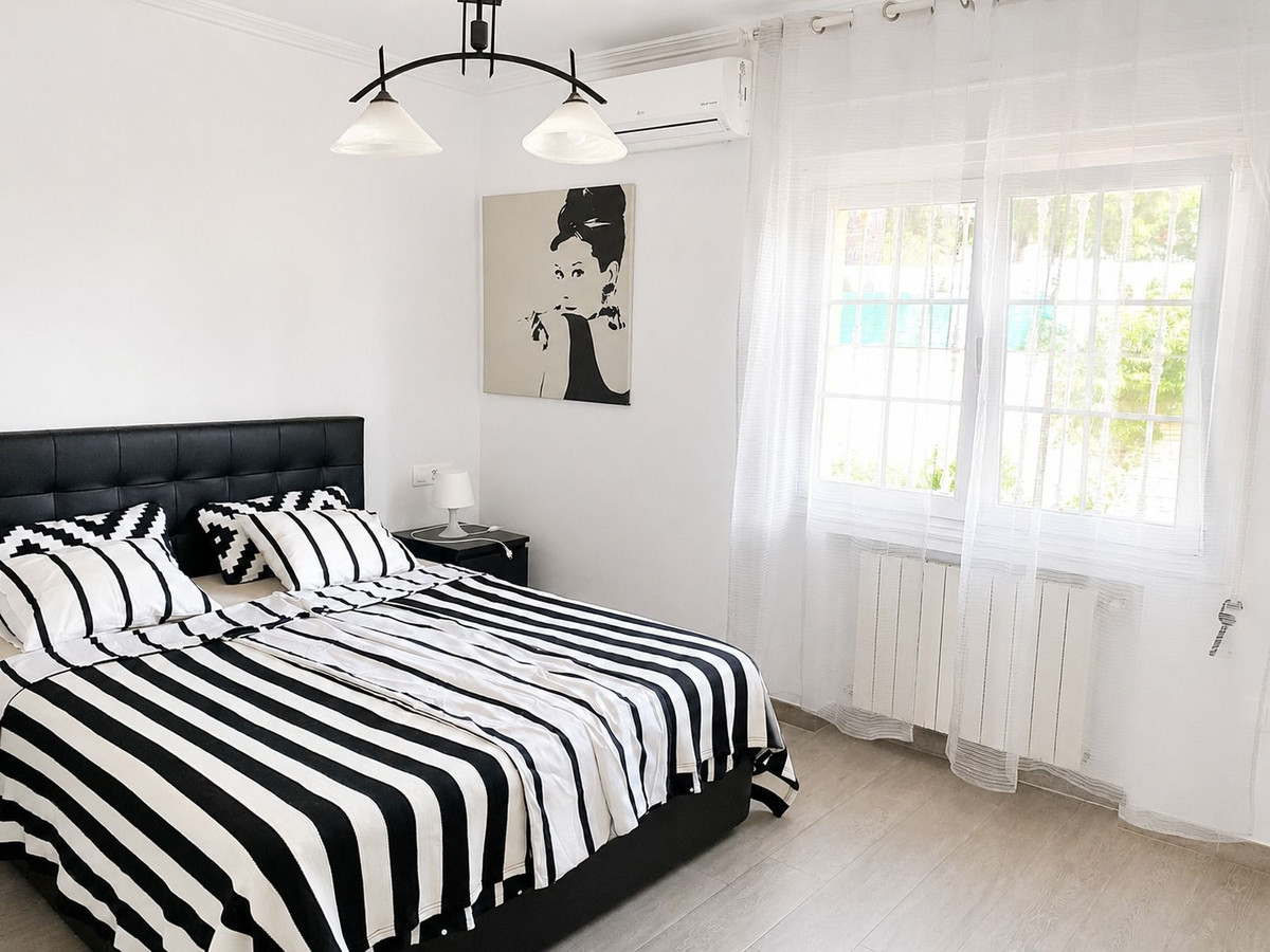 For sale - 4 Bedroom 3 Bathroom House - Detached Villa in Orihuela - La Zenia  - Alicante