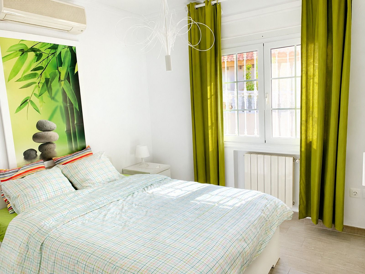 For sale - 4 Bedroom 3 Bathroom House - Detached Villa in Orihuela - La Zenia  - Alicante