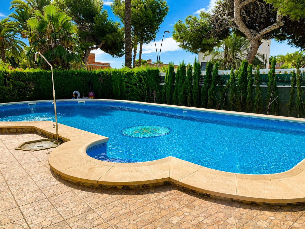 For sale - 4 Bedroom 3 Bathroom House - Detached Villa in Orihuela - La Zenia  - Alicante