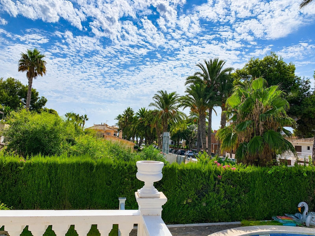 For sale - 4 Bedroom 3 Bathroom House - Detached Villa in Orihuela - La Zenia  - Alicante