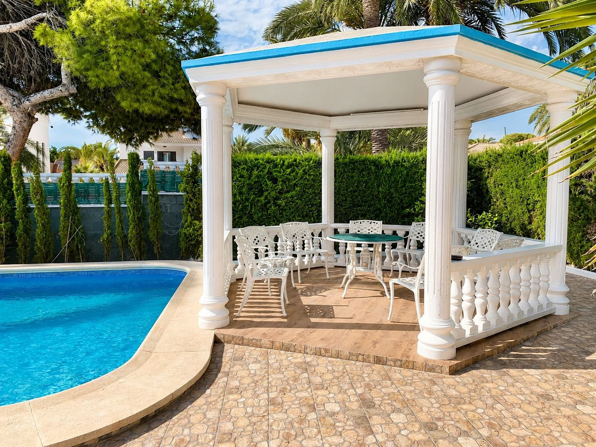 For sale - 4 Bedroom 3 Bathroom House - Detached Villa in Orihuela - La Zenia  - Alicante