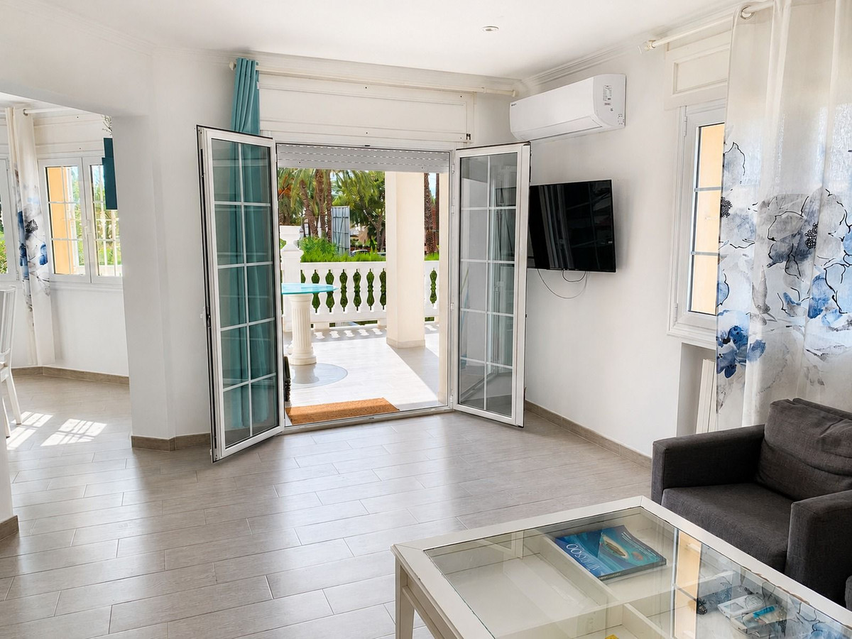 For sale - 4 Bedroom 3 Bathroom House - Detached Villa in Orihuela - La Zenia  - Alicante