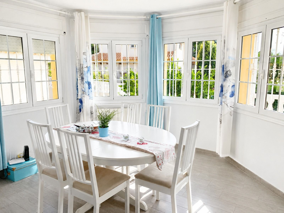 For sale - 4 Bedroom 3 Bathroom House - Detached Villa in Orihuela - La Zenia  - Alicante