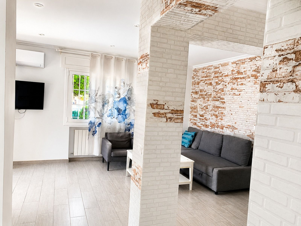 For sale - 4 Bedroom 3 Bathroom House - Detached Villa in Orihuela - La Zenia  - Alicante